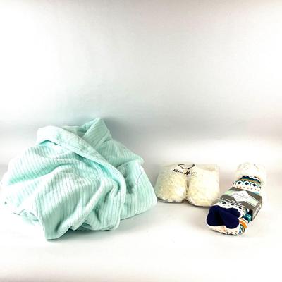 595 Ladies Soft Surrounding Robe with New Slippers and Socks