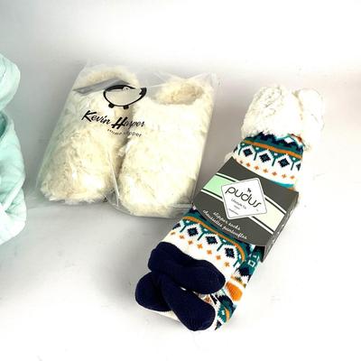 595 Ladies Soft Surrounding Robe with New Slippers and Socks