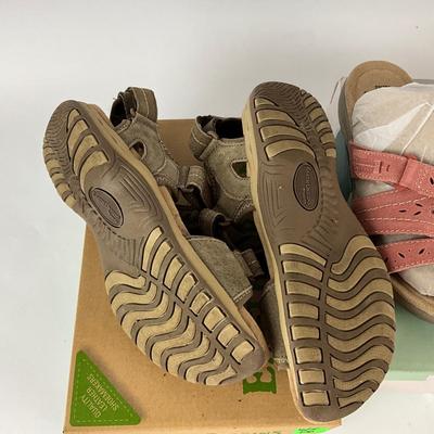 598 Three Pairs of Ladies Earth Origins size 8