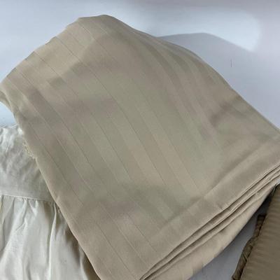 648 Two King Duvet Covers and Battenburg Lace Bed Skirt