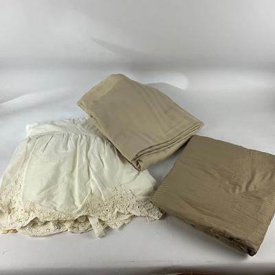 648 Two King Duvet Covers and Battenburg Lace Bed Skirt