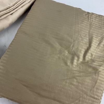 648 Two King Duvet Covers and Battenburg Lace Bed Skirt
