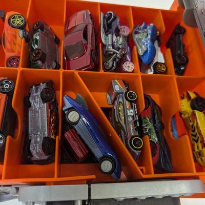Mattel Hot Wheels Sto-N-Go V8 Engine Motor Storage Case With Vintage Cars