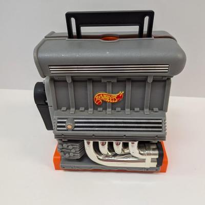 Mattel Hot Wheels Sto-N-Go V8 Engine Motor Storage Case With Vintage Cars