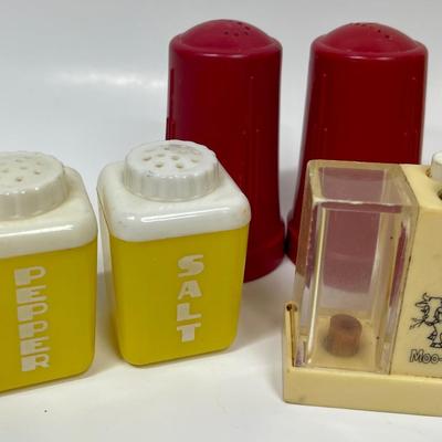 Vintage Retro Salt & Pepper Lot - MCM shakers Whirley Moo-Cow & Souvenir push button advertising