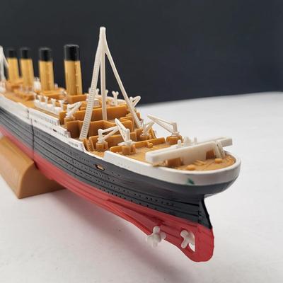 Rare R.M.S. Titanic Breakaway Ship Model 16"