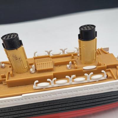 Rare R.M.S. Titanic Breakaway Ship Model 16"