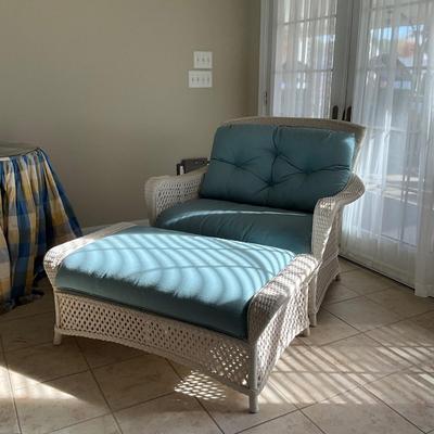 015 Like New Lloyd Flanders White Wicker Chair & Ottoman