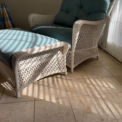 015 Like New Lloyd Flanders White Wicker Chair & Ottoman