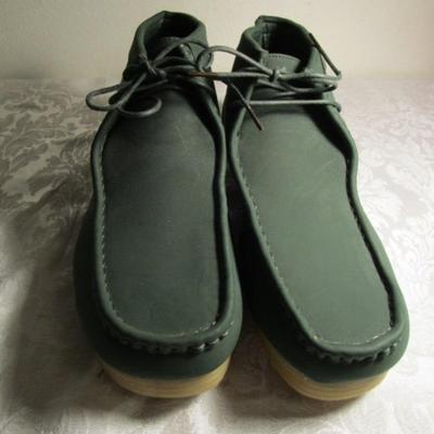 Chukka Boots men's size 14, green, and 1 pkg Dr. Scholl's insoles