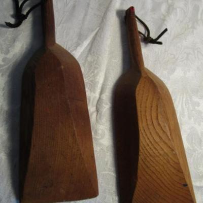  Decorative Norwegian, 2 decorative wood shovels