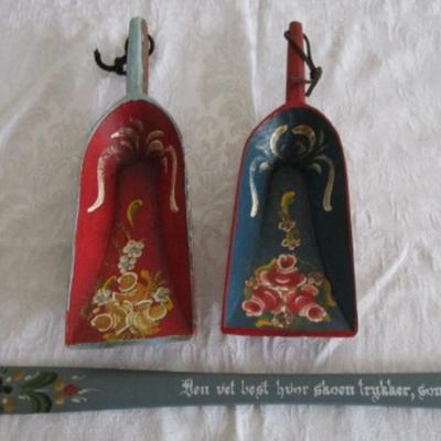 Decorative Norwegian, 2 decorative wood shovels