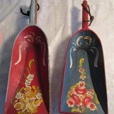  Decorative Norwegian, 2 decorative wood shovels