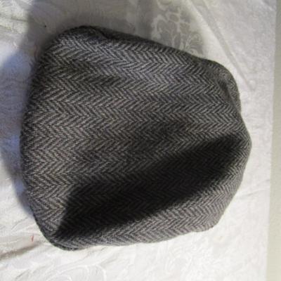 Black No Fear hat estimate size 7-1/8; Gray Herringbone newsboy hat size 7-1/4-7-3/8, Pendleton Green/Navy plaid newsboy hat estimate...