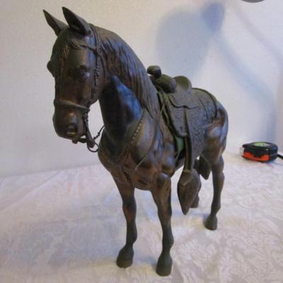 Heavy horse statue (bronze?) with removable saddle