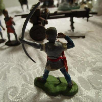 Medieval warriors & crossbow (figurines)