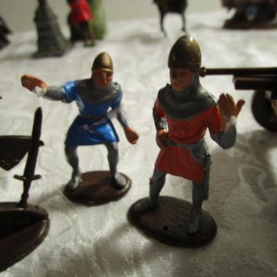 Medieval warriors & crossbow (figurines)