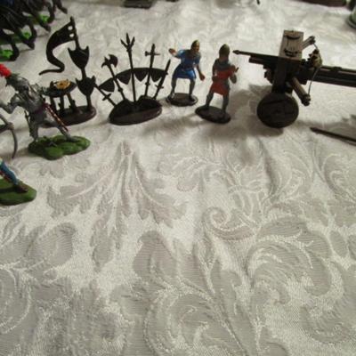 Medieval warriors & crossbow (figurines)