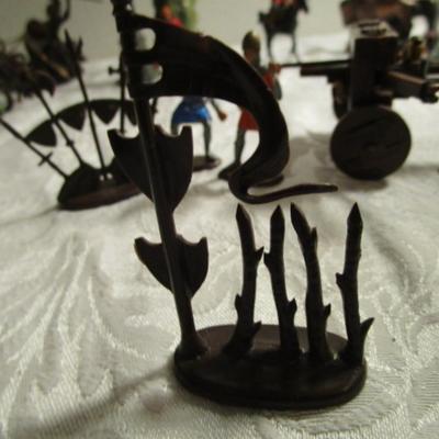 Medieval warriors & crossbow (figurines)