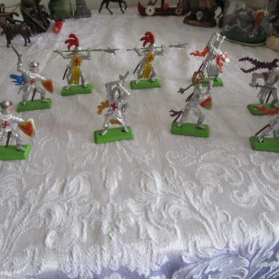 9 Vintage Britains LTD Medievel Knight figures