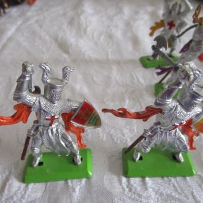 9 Vintage Britains LTD Medievel Knight figures