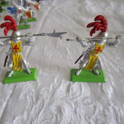 9 Vintage Britains LTD Medievel Knight figures