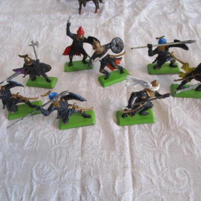8 Vintage Britains LTD Medievel Knight figures