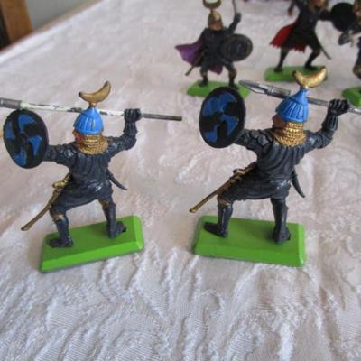 8 Vintage Britains LTD Medievel Knight figures