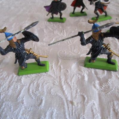 8 Vintage Britains LTD Medievel Knight figures