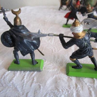 8 Vintage Britains LTD Medievel Knight figures