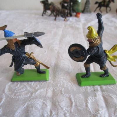 8 Vintage Britains LTD Medievel Knight figures