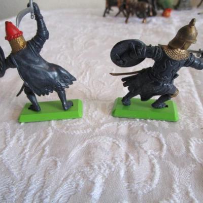 8 Vintage Britains LTD Medievel Knight figures