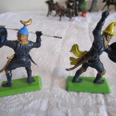 8 Vintage Britains LTD Medievel Knight figures