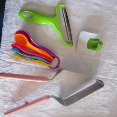 Pie slicer, measuring spoons, Chet'n peeler, green peeler