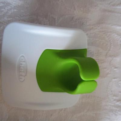Pie slicer, measuring spoons, Chet'n peeler, green peeler