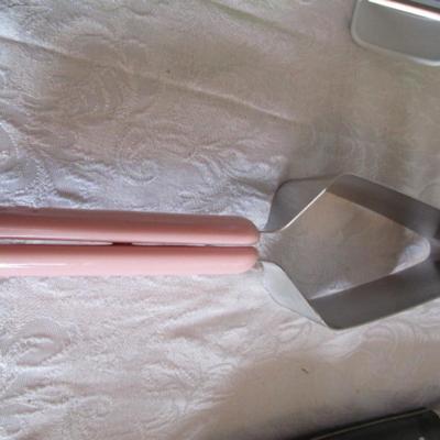 Pie slicer, measuring spoons, Chet'n peeler, green peeler