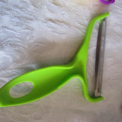 Pie slicer, measuring spoons, Chet'n peeler, green peeler
