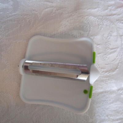 Pie slicer, measuring spoons, Chet'n peeler, green peeler