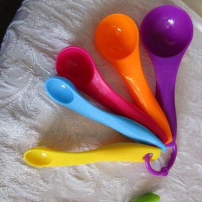 Pie slicer, measuring spoons, Chet'n peeler, green peeler