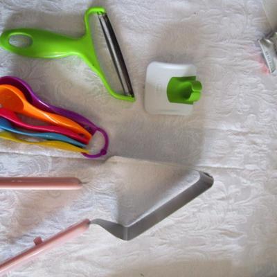 Pie slicer, measuring spoons, Chet'n peeler, green peeler