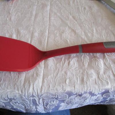 Slotted spatula, red spatula, Pampered Chef handled scoop