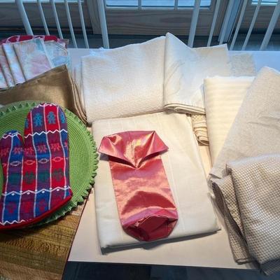 Placemats, napkins & tableclothes