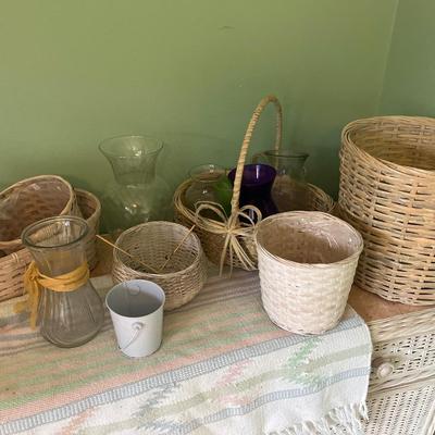 Baskets & vases (incl wicker trash can)