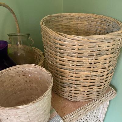 Baskets & vases (incl wicker trash can)