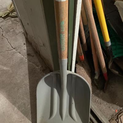 Outdoor rakes, shovels & Poulan chain saw