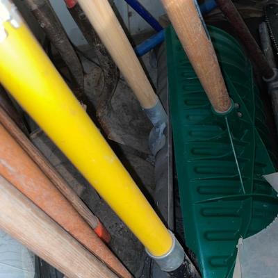 Outdoor rakes, shovels & Poulan chain saw