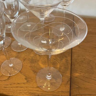 Wine (4), champagne (7), martini (4) glasses