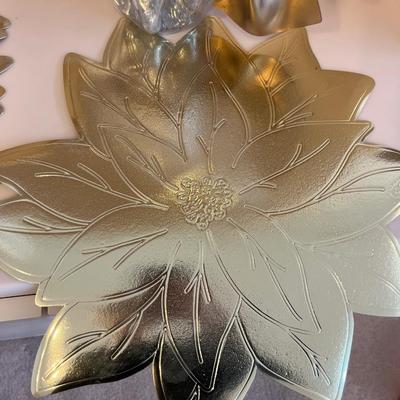 Acrylic vase w/bow & 6 gold poinsettia placemats