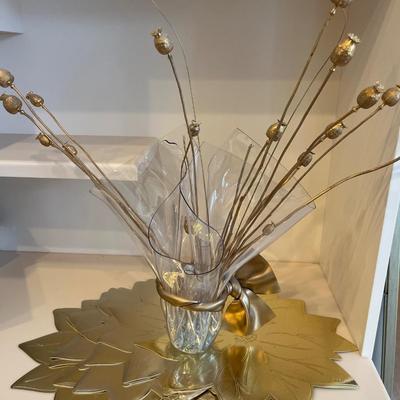 Acrylic vase w/bow & 6 gold poinsettia placemats