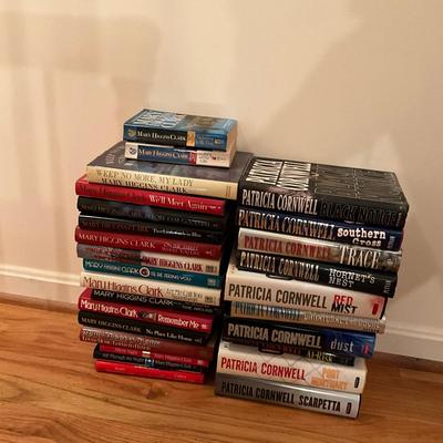 754 Lot of Mary Higgins Clark & Patricia Cornwell Paper & Hard Back Books